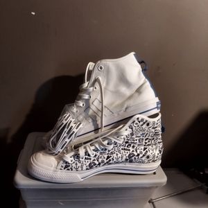 White 10.5 men Adidas w/Adidas Signature  Shoestring